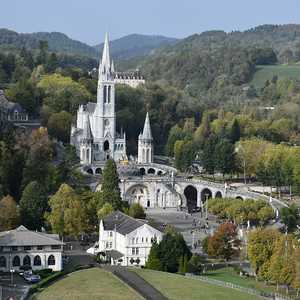 Blick auf den heiligen Bezirk in Lourdes