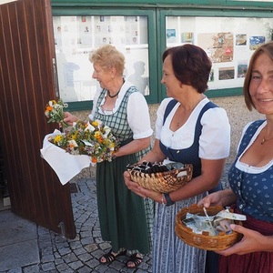 Nach dem Festgottesdienst werden die Kräuterbuschen am Kirchenplatz verteilt.