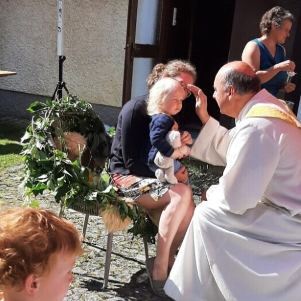 Kindersegnung im Pfarrhof