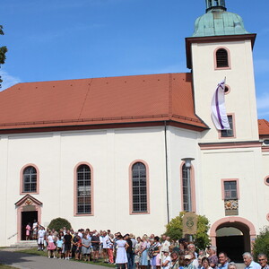 Menschenkette von der evangelischen zur katholischen Kirche