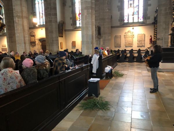 Palmsonntag in Eferding / ©Bild für die Pfarrbgemeinde Eferding/Julia Gaheis 'Die Kinder und das ganze Volk'