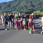 Kindergartenkinder beim Einzug in die Kirche