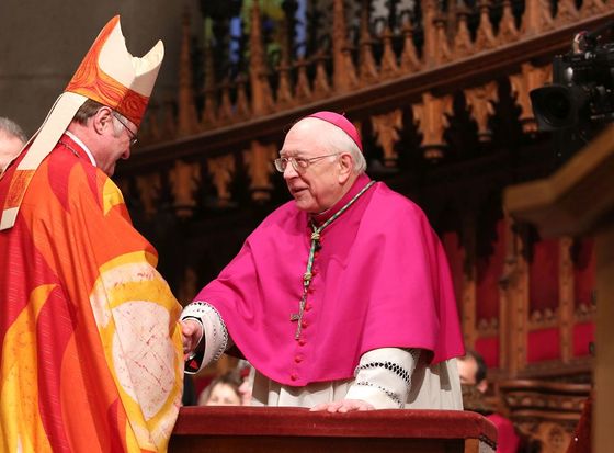Nuntius Peter Stephan Zurbriggen gratulierte Bischof Manfred Scheuer bei dessen Amtseinführung am 17. Jänner 2017 im Linzer Mariendom. / © Diözese Linz / Hermann Wakolbinger Nuntius Peter Stephan Zurbriggen gratulierte Bischof Manfred Scheuer bei dessen Amtseinführung am 17. Jänner 2017 im Linzer Mariendom.