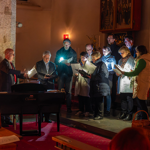 musikalisch umrahmt durch Schola des Kirchenchores mit Volksgesang