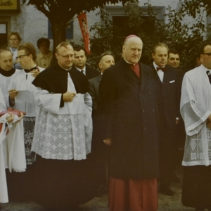 Empfang des Bischofs am Marktplatz, dann Festzug zur Kirche