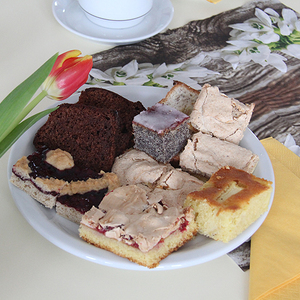 Kuchen und Kaffee beim Pfarrbufffet