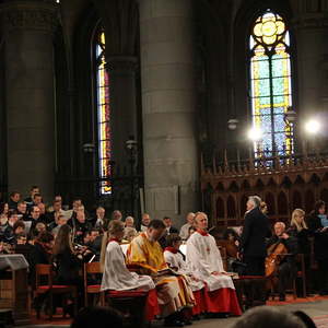 ... und Dompfarrer Maximilian Strasser und die Ministranten lauschen. 