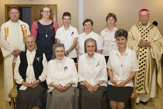 Die sieben Jubilarinnen mit Bischof em.Ludwig Schwarz (r.) und P. Helmut Brandstätter (l.). / © Markus Höllbacher Die sieben Jubilarinnen mit Bischof em.Ludwig Schwarz (r.) und P. Helmut Brandstätter (l.).