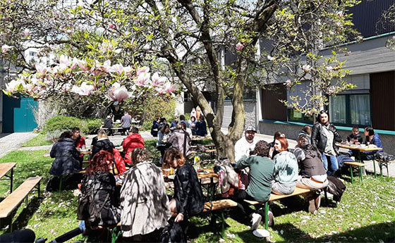 Beim Festmahl am Kirchenvorplatz wurden traditionelle ukrainische Speisen gekocht und geteilt.