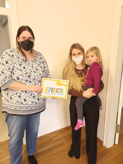 v.l.n.r. Barbara Meditz, Julia Franz / SPIEGEL OÖ Treffpunktübergabe