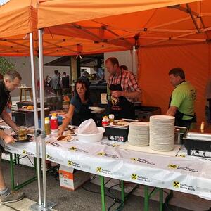 Die Bauernschaft versorgte alle mit Gegrilltem und Pommes.