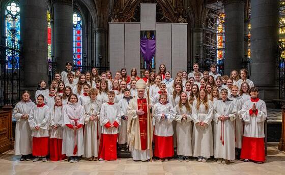 Mariendom Linz: Ölweihmesse mit 70 jugendlichen Ministrant:innen / © Diözese Linz / Johannes Kienberger Gruppenfoto mit den Ministrant:innen