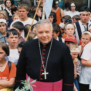 Bischof Maximilian Aichern mit KindernPesonenLeute *** Local Caption *** Bischof Maximilian Aichern, Linz