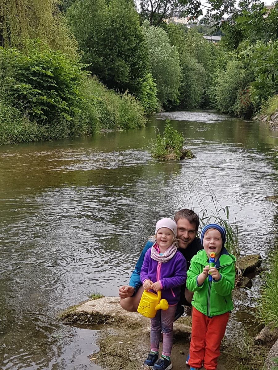 Vater Stefan mit Jonathan und Miriam beim Ausflug zur Krems