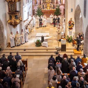 Den Festgottesdienst zur Amtseinführung von Pfarrer und Pfarrvorständen feierte Bischof Manfred Scheuer in der Pfarrkirche Gallneukirchen mit etwa 500 Gläubigen.