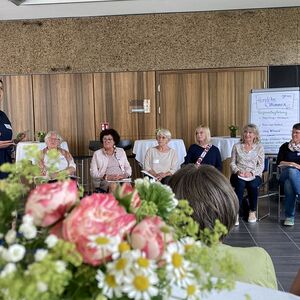 Gerlinde Grubauer Steininger (links), Regionalverantwortliche für das Inn- und Hausruckviertel, im Austausch mit den Frauen aus diesen Regionen. 