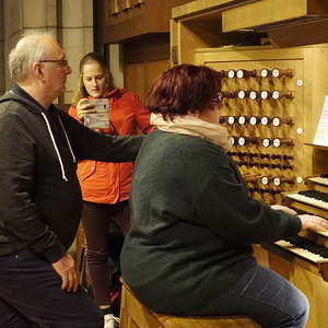 Domorganist Wolfgang Kreuzhuber mit Teilnehmerin Carolin Landschützer an der Rudigierorgel