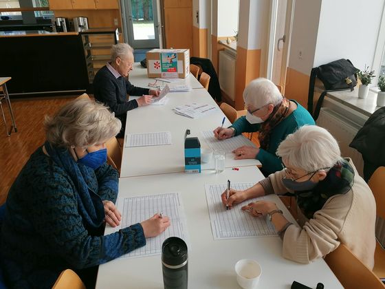 Pfarrgemeinderatswahl - So. 20. März 2022 / Christian Koller Wahlkommission bei der Stimmauszählung