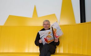 Höhenrausch / © Diözese Linz / Appenzeller Bischofsvikar Johann Hintermaier beim Schmökern in der Engel-Lounge