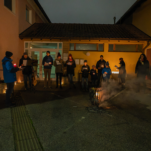 Adventliche Feier der Katholische Jugend vor dem Pfarrheim am 2. Dezember 2022