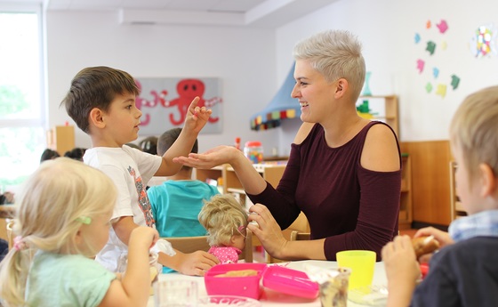 Eine Fachkraft und eine Hilfskraft kümmern sich in der Regel um 23 Kinder im Alter zwischen drei und sechs Jahren. / © Caritas OÖ. Eine Fachkraft und eine Hilfskraft kümmern sich in der Regel um 23 Kinder im Alter zwischen drei und sechs Jahren.