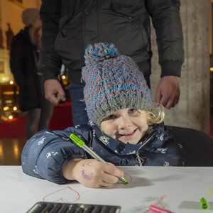 Frieden - Schalom war das Thema der Nacht der 1000 Lichter in der Pfarre Kirchdorf an der Krems. Bild: Kind zeichnet zum Thema Frieden ein Herz