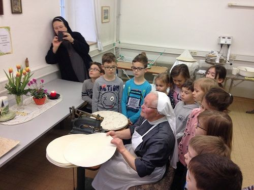 Erstkommunionkinder Hostienbäckerei