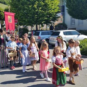 Fronleichnam - EK-Kinder mit Blumenkörbchen