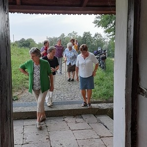 Besucherinnen betreten die Bründlkapelle