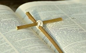 Bibel und Kreuz