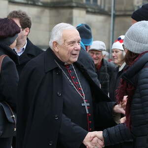 Gratulation zum 85. Geburtstag von Bischof em. Maximilian Aichern auf dem Linzer Domplatz