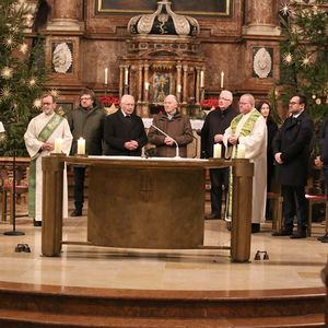 Bischof Scheuer segnete Pfarrer, Pfarrvorstände und alle hauptamtlichen Seelsorger:innen – Priester, Diakone und Laien – für ihren Dienst.