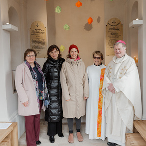 Brigitte Pötzlberger (Leiterin der Projektgruppe), Dr. Martina Gelsinger (Kunstreferentin der Diözese Linz), Elisabeth Altenburg (Künstlerin), Mag. Ursula Jahn-Howorka (Seelsorgeverantwortliche Urfahr-St. Josef) und Diözesanbischof Manfred Scheuer