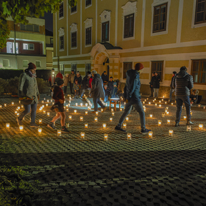 Frieden - Schalom war das Thema der Nacht der 1000 Lichter in der Pfarre Kirchdorf an der Krems. Bild: Lichterlabyrinth im Garten des Pfarrhofs