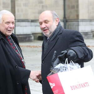 Gratulation zum 85. Geburtstag von Bischof em. Maximilian Aichern auf dem Linzer Domplatz