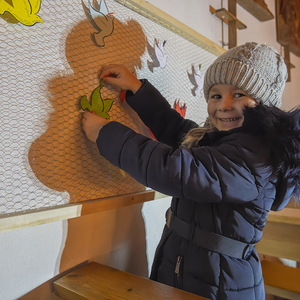 Frieden - Schalom war das Thema der Nacht der 1000 Lichter in der Pfarre Kirchdorf an der Krems. Bild: Kinder h?ngen bei einer Station Friedenstauben mit W?nschen auf