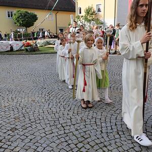 Einzug in die Pfarrkirche zum Festgottesdienst