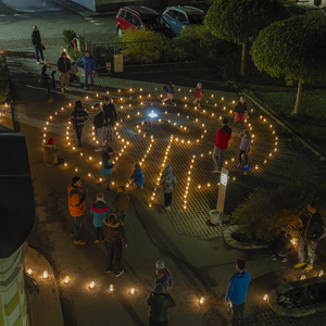 Frieden - Schalom war das Thema der Nacht der 1000 Lichter in der Pfarre Kirchdorf an der Krems. Bild: Lichterlabyrinth im Garten des Pfarrhofs