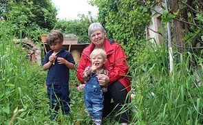 Caritas-Familienhelferin Ingeborg Purrer mit Elias und Jason.