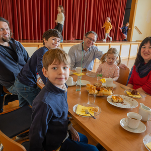 Nach dem Vorstell-Gottesdienst: Einladung zum Pfarrkaffee