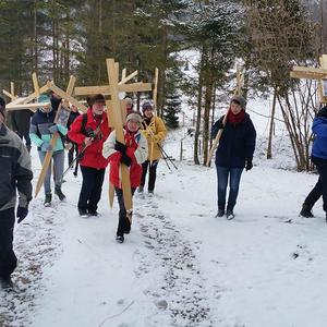 Manchmal führt der Kreuzweg auch durch Schnee.