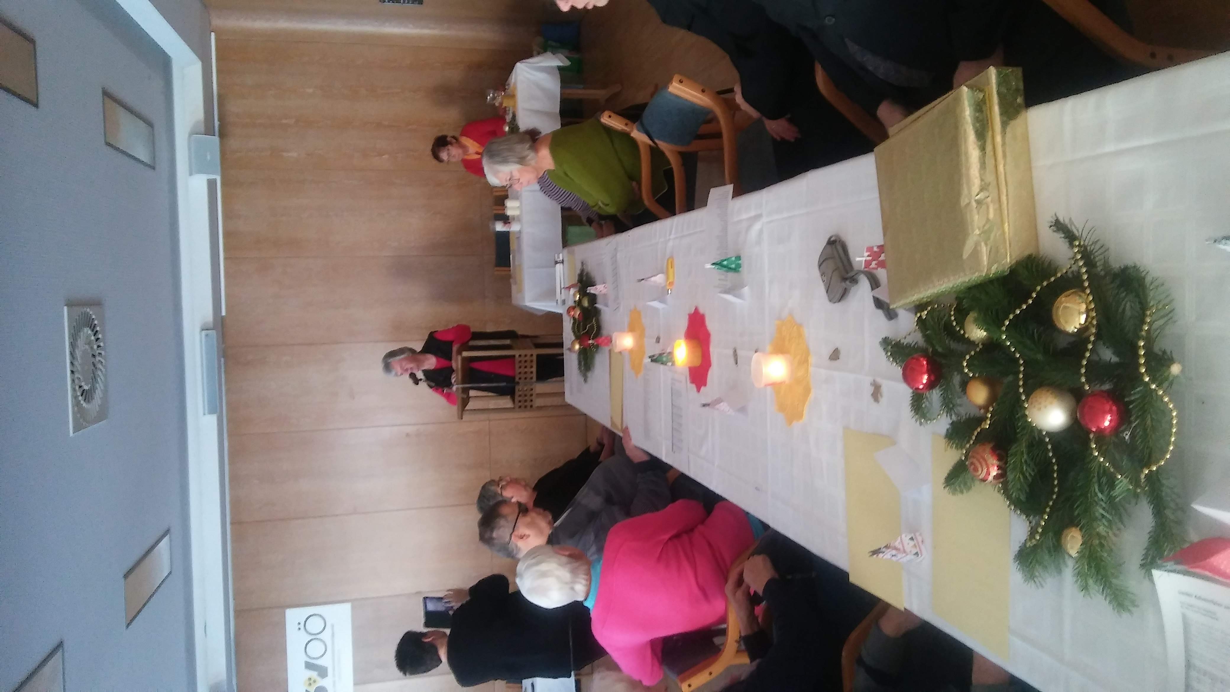 Einer der Tische - Blick nach vorne / Blindenpastoral