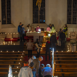 Frieden - Schalom war das Thema der Nacht der 1000 Lichter in der Pfarre Kirchdorf an der Krems. Bild: Stationen zum Thema in der Pfarrkirche