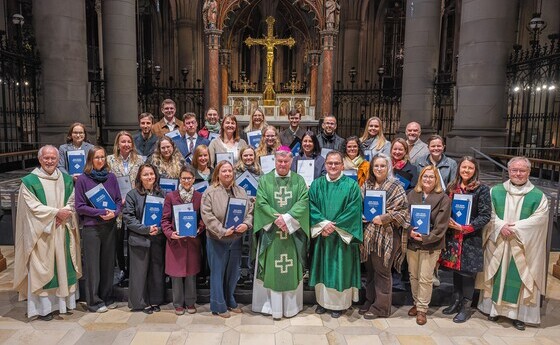 Gruppenfoto / © Diözese Linz / Foto Haijes 26 Religionslehrer:innen von Bischof Manfred Scheuer in ihren Dienst gesendet