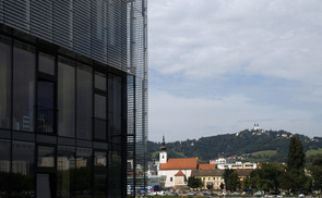 Blick über die Donau vom Lentos Kunstmuseum in Linz in Richtung Pöstlingberg mit der Stadtpfarre Urfahr / Jugendkirche Linz.
