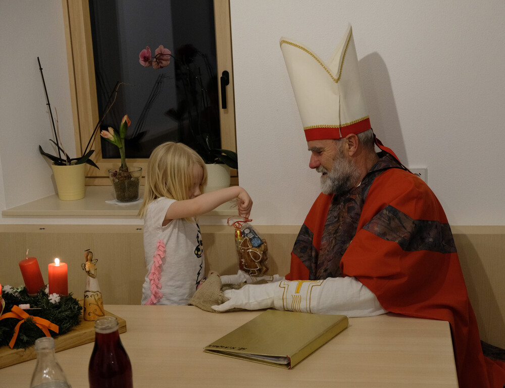 Der Nikolausdarsteller Josef Wöß aus Helfenberg bei einem Familienbesuch