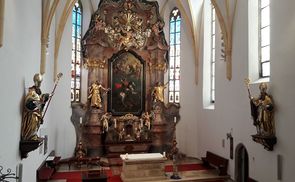 Altarraum der Pfarrkirche St. Georgen im Attergau