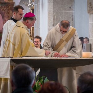 Pfarrer Andreas Golatz, Pastoralvorstand Bruno Fröhlich und Verwaltungsvorstand Thomas Forster – bekundeten vor dem Bischof und der versammelten Feiergemeinde ihre Bereitschaft, die Pflichten dieser Ämter auf sich zu nehmen. 