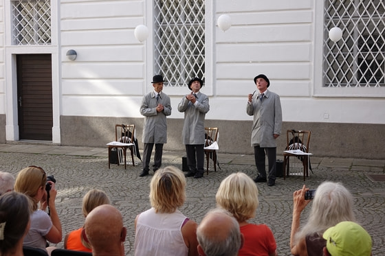 Pflasterspektakel 2018 / © Dommusikverein Linz/Stefanie Petelin du & nichts: „Weißbrot und Magritte“