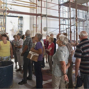 Besichtigung der Baustelle am Gerüst